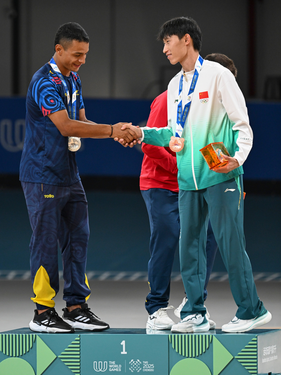 参赛选手在, 手塔斯孔