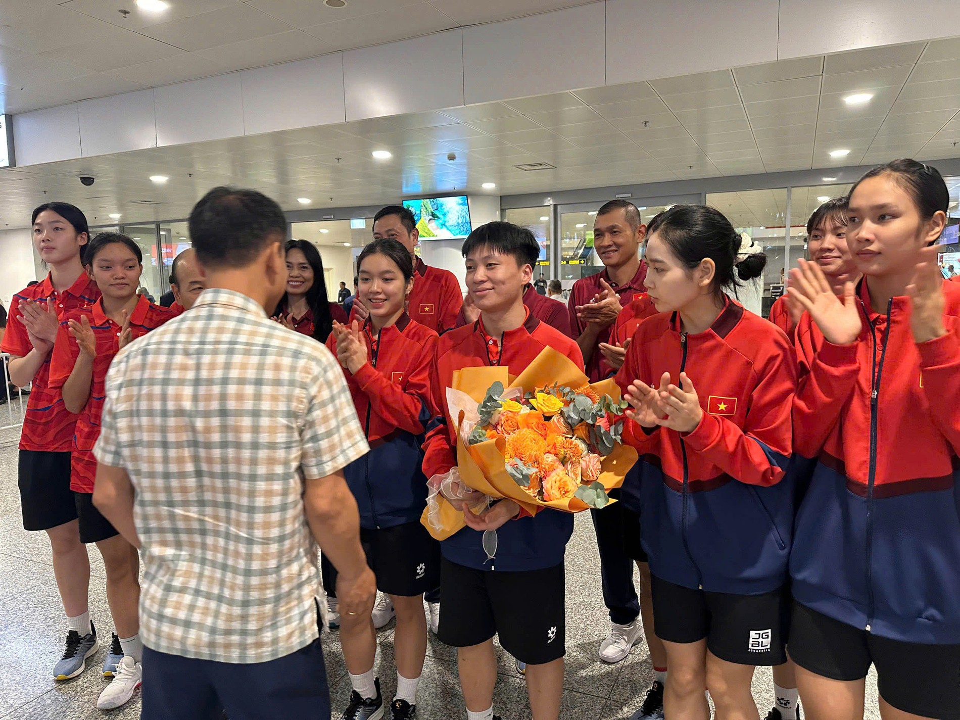 红在比赛期, 越南队被F, tenan